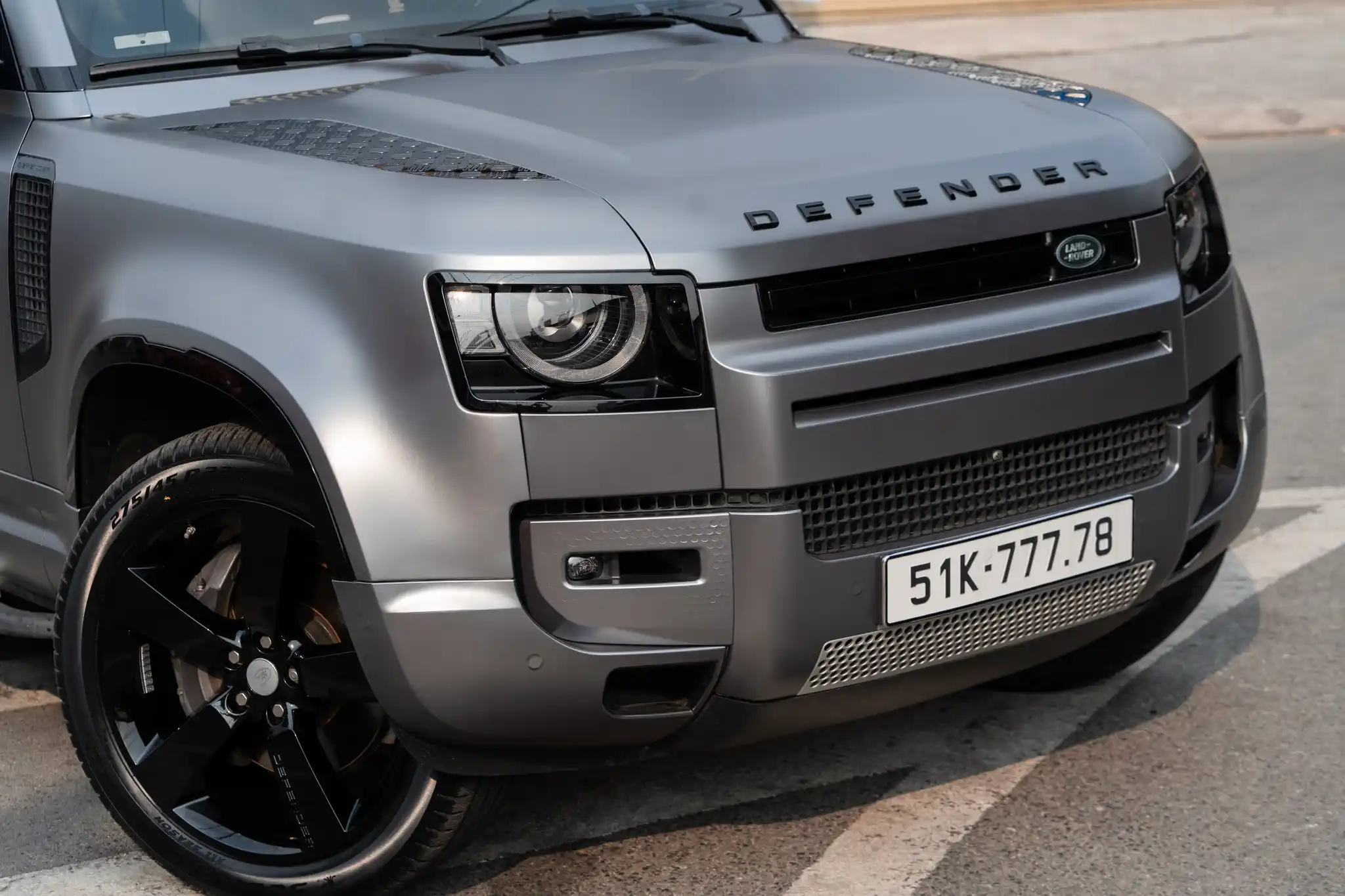 Land Rover Defender &Quot;Lột Xác&Quot; Với Wrap Đổi Màu Xám Mờ: Kịp Tết, Kịp Chất Tại Auto365 Bình Dương - Auto365 Bình Dương Land Rover Defender wrap doi mau xam mo 3