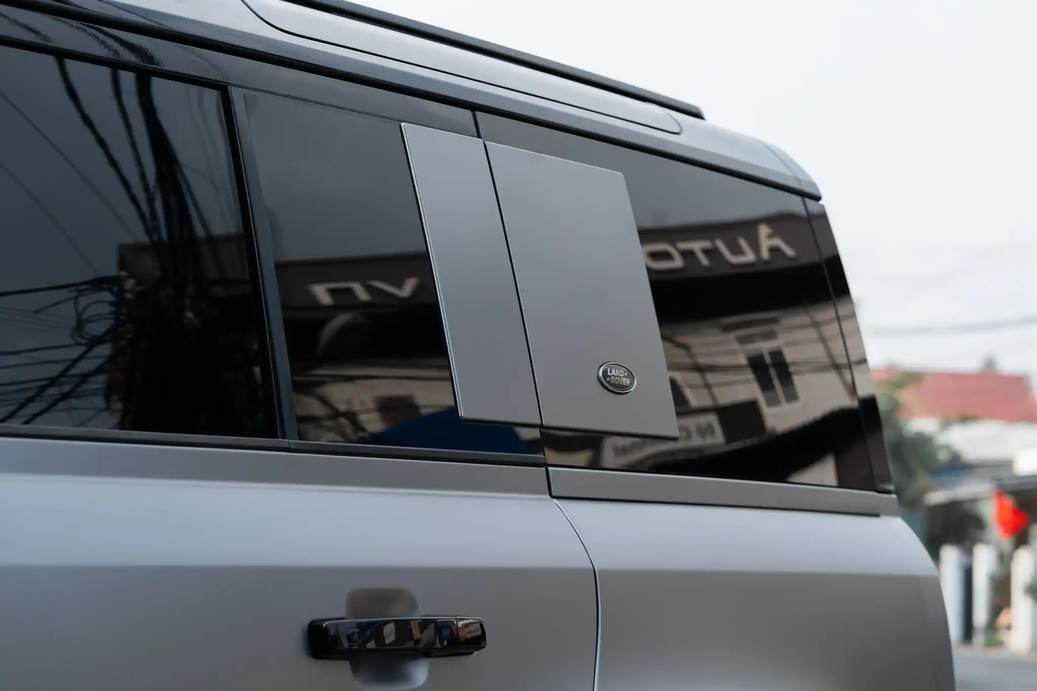 Land Rover Defender &Quot;Lột Xác&Quot; Với Wrap Đổi Màu Xám Mờ: Kịp Tết, Kịp Chất Tại Auto365 Bình Dương - Auto365 Bình Dương Land Rover Defender wrap doi mau xam mo 4