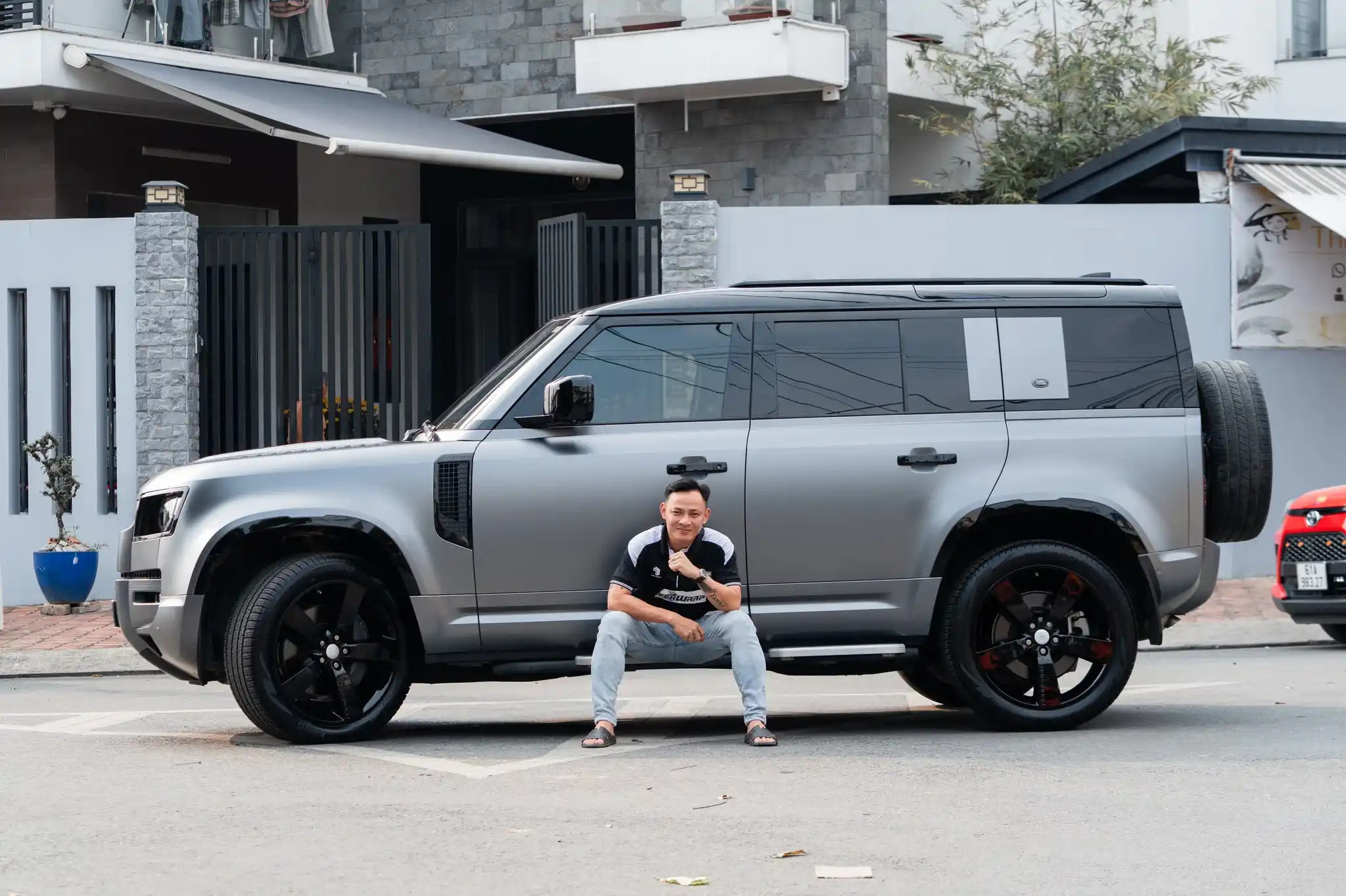 Land Rover Defender &Quot;Lột Xác&Quot; Với Wrap Đổi Màu Xám Mờ: Kịp Tết, Kịp Chất Tại Auto365 Bình Dương - Auto365 Bình Dương Land Rover Defender wrap doi mau xam mo 5