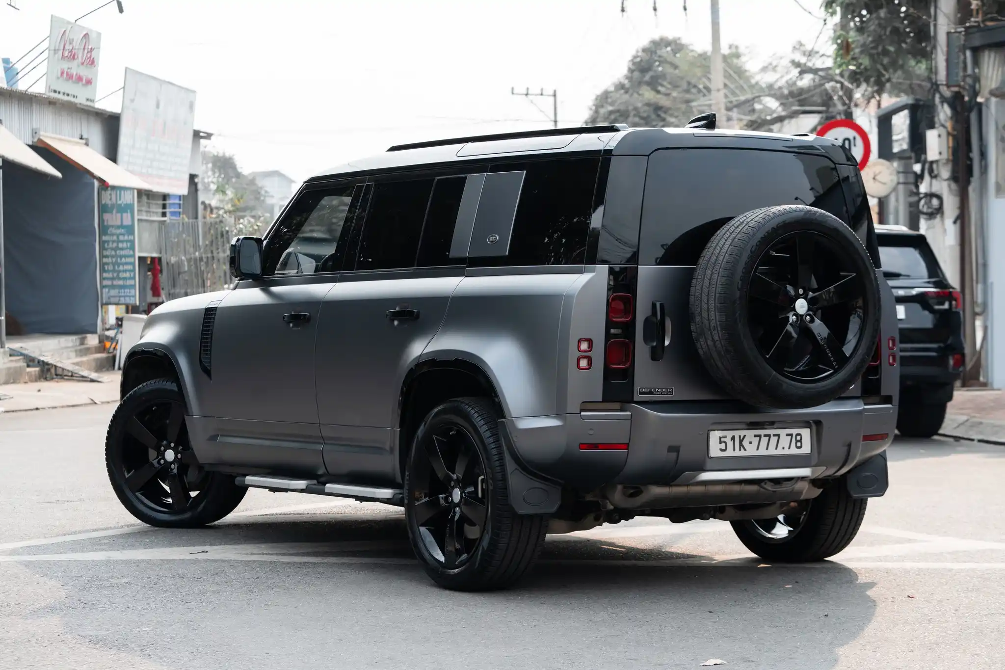 Land Rover Defender &Quot;Lột Xác&Quot; Với Wrap Đổi Màu Xám Mờ: Kịp Tết, Kịp Chất Tại Auto365 Bình Dương - Auto365 Bình Dương Land Rover Defender wrap doi mau xam mo 7