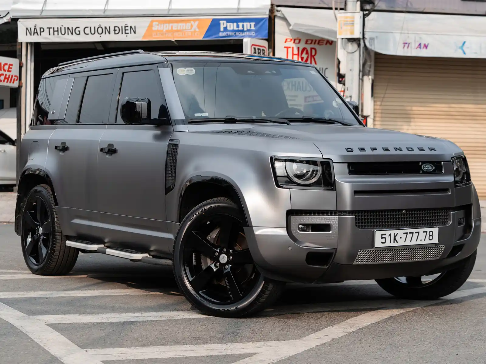 Land Rover Defender &Quot;Lột Xác&Quot; Với Wrap Đổi Màu Xám Mờ: Kịp Tết, Kịp Chất Tại Auto365 Bình Dương - Auto365 Bình Dương Land Rover Defender wrap doi mau xam mo