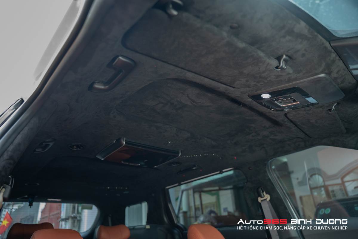 Bọc Trần Da Lộn Kia Carnival Kết Hợp Trần Sao Rơi Độc Đáo - Auto365 Bình Dương Da lộn là chất liệu cao cấp nhất trong những loại trần da KIA Carnival