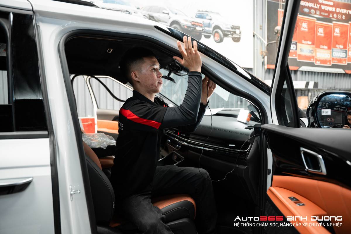 Bọc Trần Da Lộn Kia Carnival Kết Hợp Trần Sao Rơi Độc Đáo - Auto365 Bình Dương Giá bọc trần da lộn KIA Carnival khác nhau tùy theo màu sắc, chất liệu và độ kỳ công của trần sao