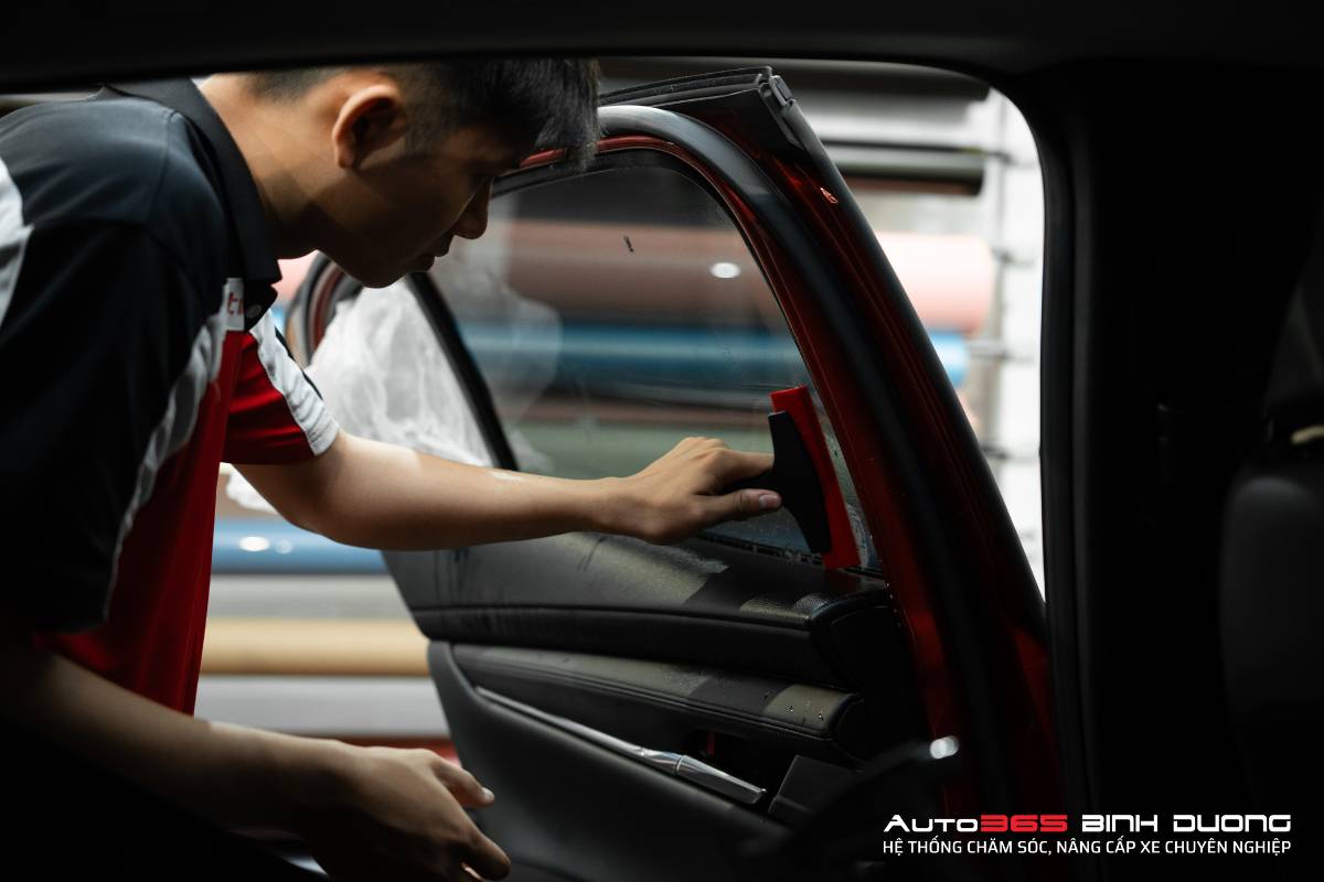 Dán Phim Cách Nhiệt Mazda 3 Chống Nóng Thương Hiệu 3M - Auto365 Bình Dương Kỹ thuật viên dán phim cách nhiệt Mazda 3 được đào tạo bài bản, chuẩn quy trình và am hiểu sản phẩm