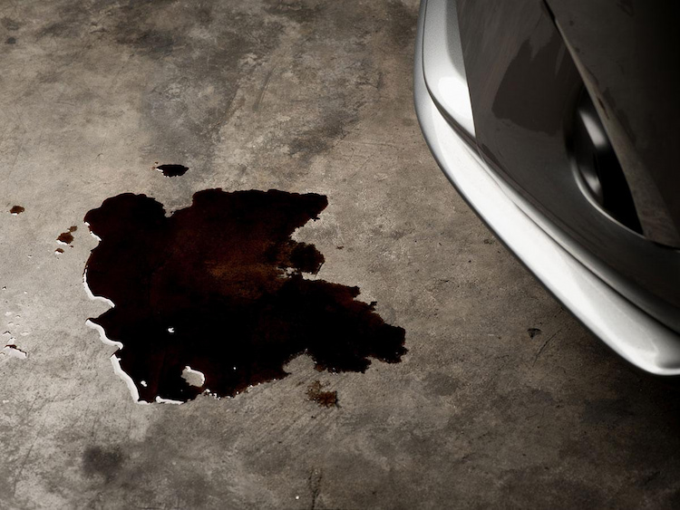 Ô Tô Bị Hao Dầu Nhớt: Nguyên Nhân Và Cách Xử Lý Các Bác Tài Nên Biết - Auto365 Bình Dương dầu nhớt bị rò rỉ ra ngoài là do đâu?
