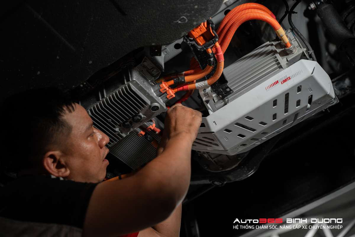 Thi Công Lắp Giáp Bảo Vệ Motor Điện Vf3 - Auto365 Bình Dương Giáp bảo vệ motor điện VF3 được thiết kế theo đúng kích thước cụm motor, đảm bảo lắp đặt không khoan cắt, đấu nối