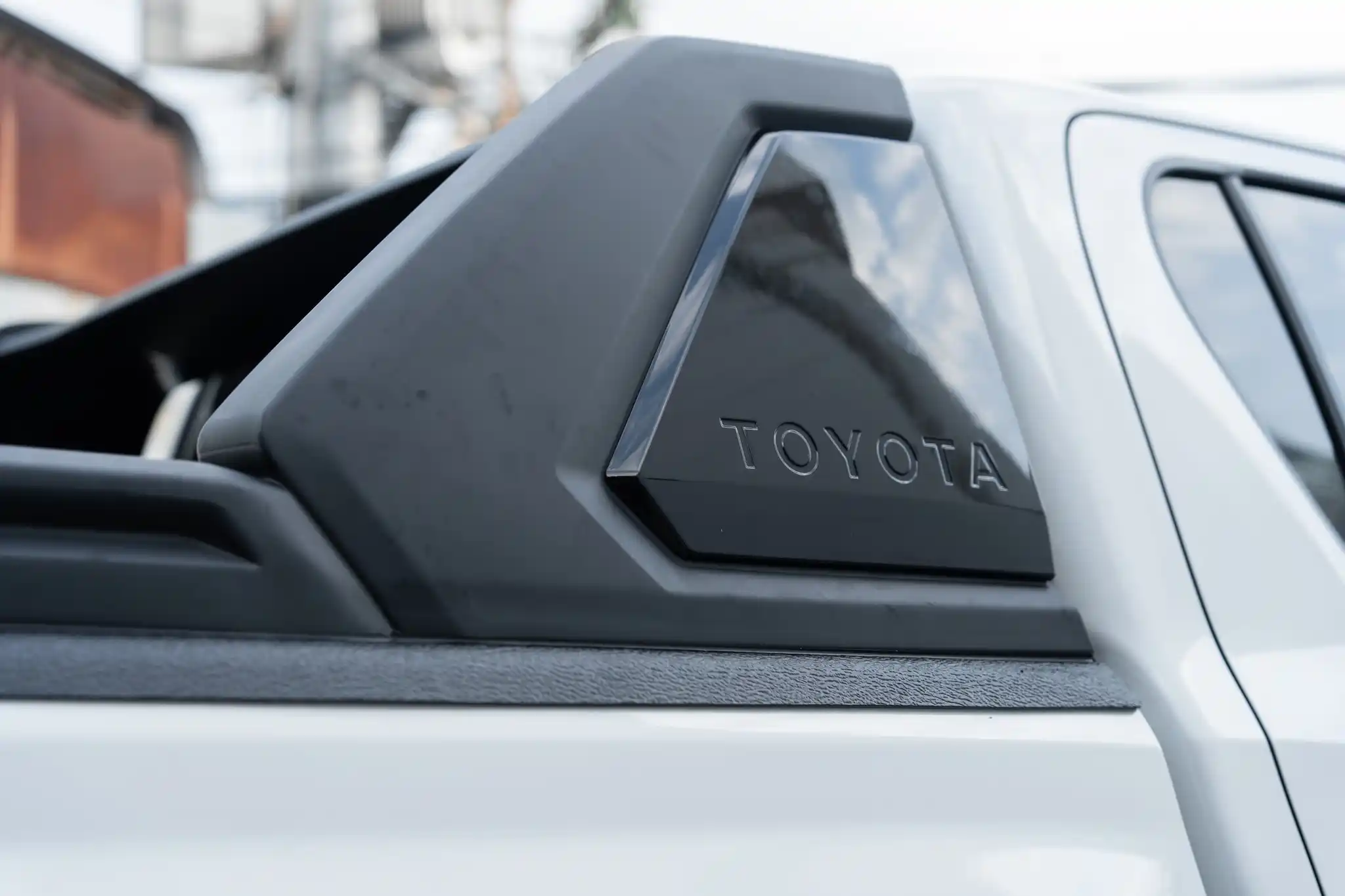 Toyota Hilux 2026 &Quot;Lột Xác&Quot;: Combo Nâng Cấp Đáng Đầu Tư - Khẳng Định &Quot;Chất&Quot; Bán Tải Hiện Đại - Auto365 Bình Dương Thanh Thể Thao: Điểm Nhấn Cơ Bắp Xóa Bỏ Sự Đơn Điệu