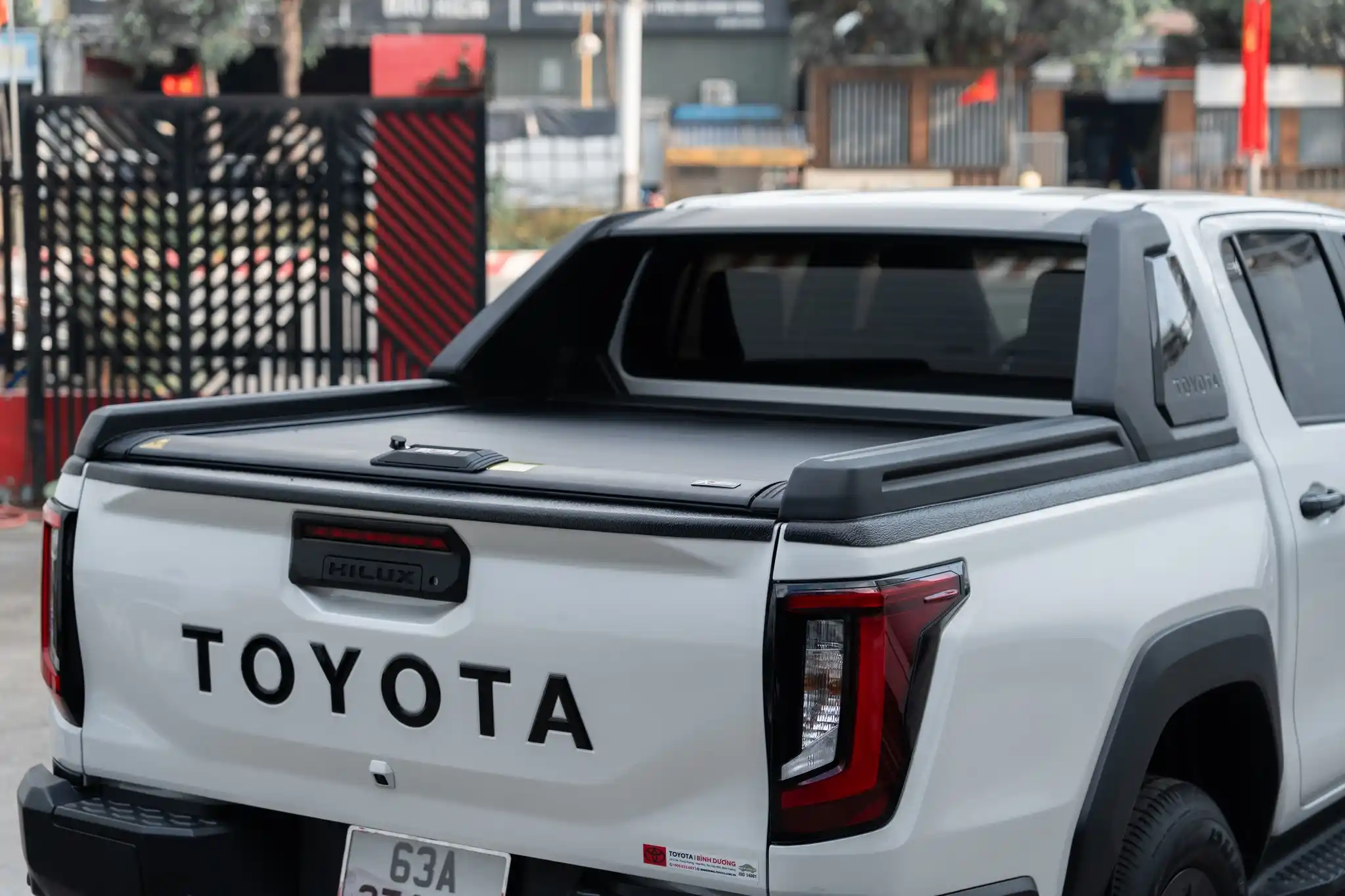 Toyota Hilux 2026 &Quot;Lột Xác&Quot;: Combo Nâng Cấp Đáng Đầu Tư - Khẳng Định &Quot;Chất&Quot; Bán Tải Hiện Đại - Auto365 Bình Dương Nắp Thùng Cuộn Cơ Anpha: Thực Dụng & Gọn Gàng