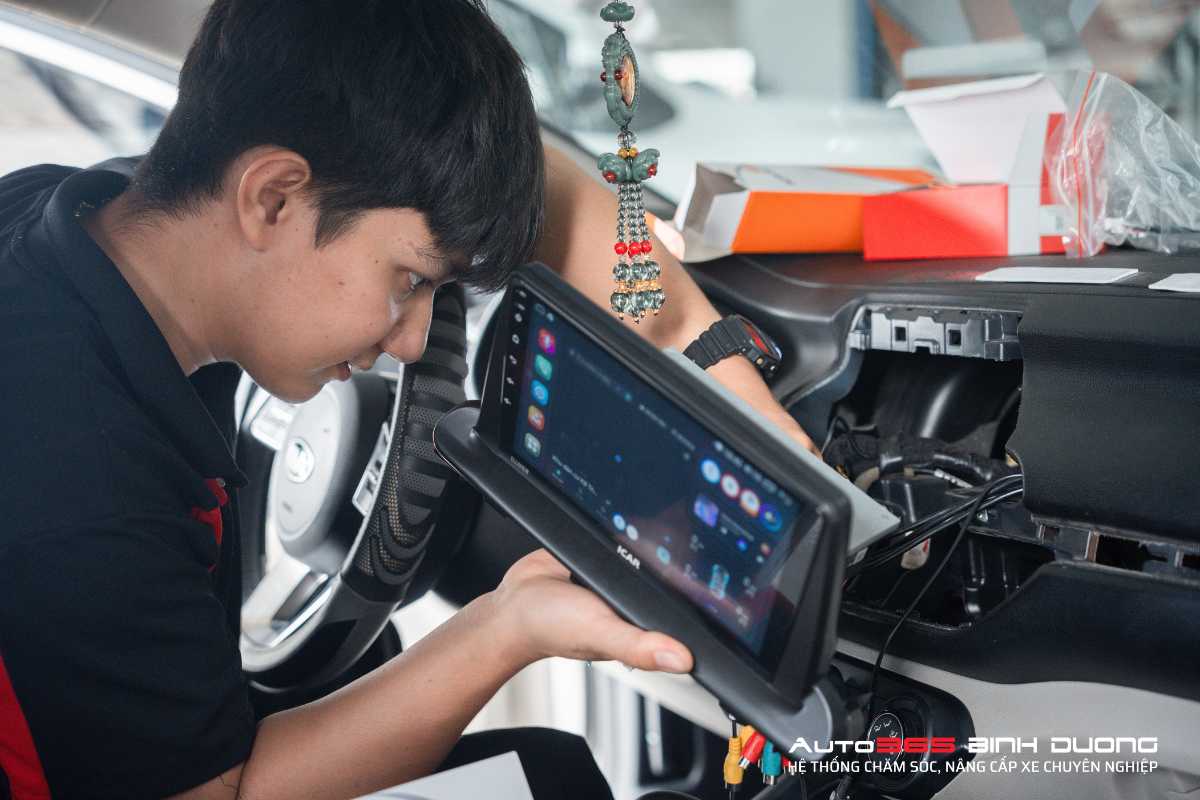 Lắp Đặt Màn Hình Android Cho Kia K3 Với Icar Elliview U5 - Auto365 Bình Dương Màn hình Android ICAR Elliview U5 Basicc kết nối dễ dàng nhờ cổng USB, không ảnh hưởng kết cấu xe