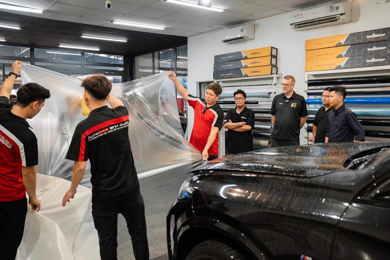 Dấu Mốc Đặc Biệt: Ngài Joseph – Đồng Sáng Lập Teckwrap Toàn Cầu Ghé Thăm Auto365 Bình Dương - Auto365 Bình Dương ngai joseph ghe tham auto365 binh duong 2