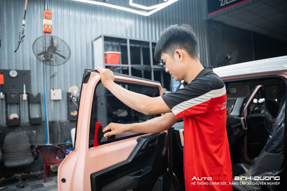 Thi Công Dán Phim Cách Nhiệt Inmax Cho Vf3 Ở Bình Dương - Auto365 Bình Dương Dán phim cách nhiệt Vinfast VF3 bảo vệ sức khỏe, tăng độ bền cho nội thất