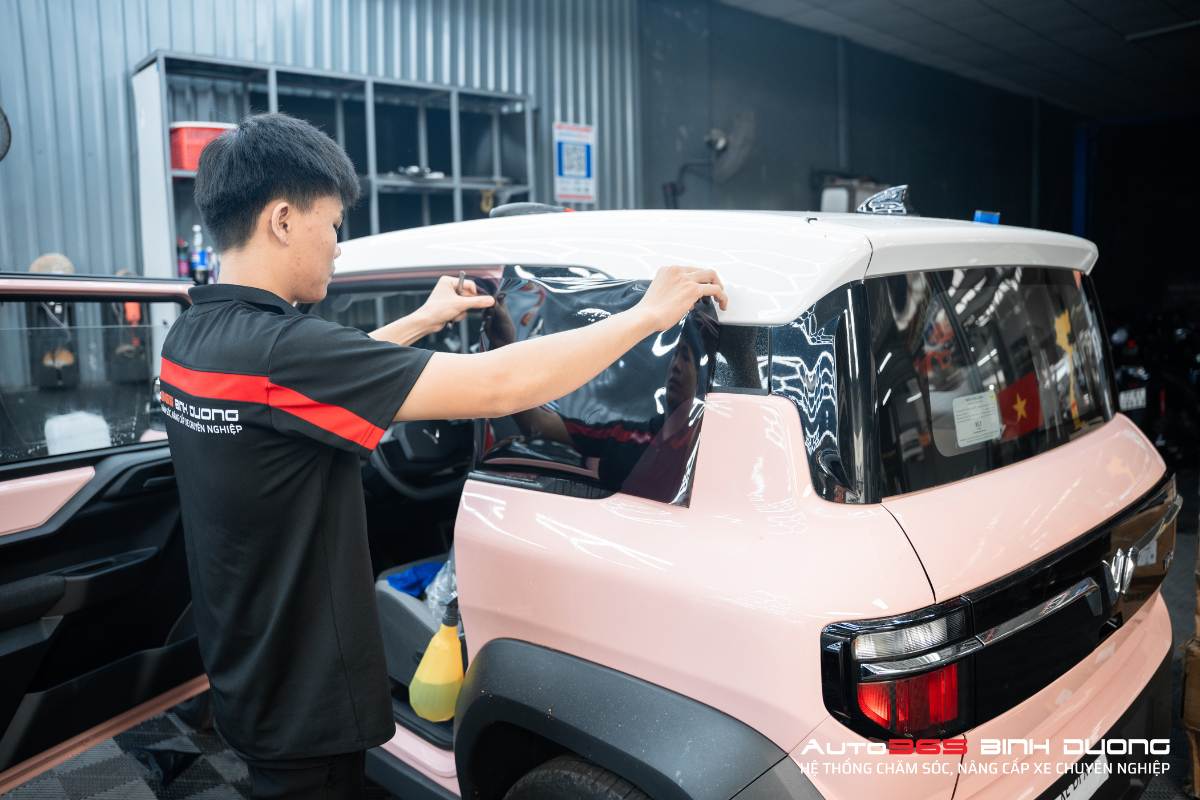 Thi Công Dán Phim Cách Nhiệt Inmax Cho Vf3 Ở Bình Dương - Auto365 Bình Dương Giá phim cách nhiệt Inmax cho VF3 tiết kiệm, an toàn và hiệu quả