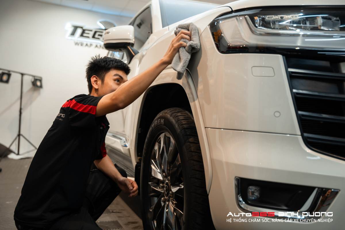 Phủ Ceramic Cho Toyota Land Cruiser Từ Thương Hiệu Sgcb - Auto365 Bình Dương Cần dùng dụng cụ, dung dịch chuyên dụng vệ sinh xe để tăng độ bền lớp Ceramic cho Toyota Land Cruiser