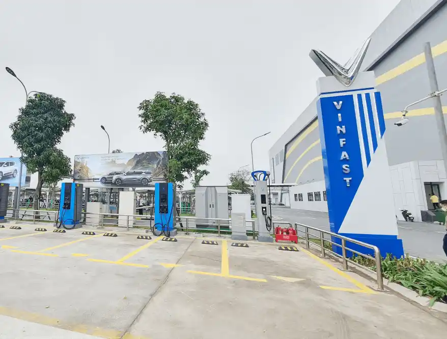 Tránh Ngay Những Điều Sau Đây Nếu Muốn Kéo Dài Tuổi Thọ Pin Của Ô Tô Điện - Auto365 Bình Dương Đỗ xe điện ngoài trời trong thời gian dài