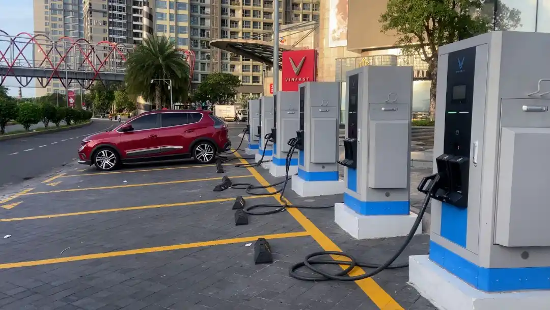 Tránh Ngay Những Điều Sau Đây Nếu Muốn Kéo Dài Tuổi Thọ Pin Của Ô Tô Điện - Auto365 Bình Dương Để pin cạn kiệt quá lâu và quá thường xuyên