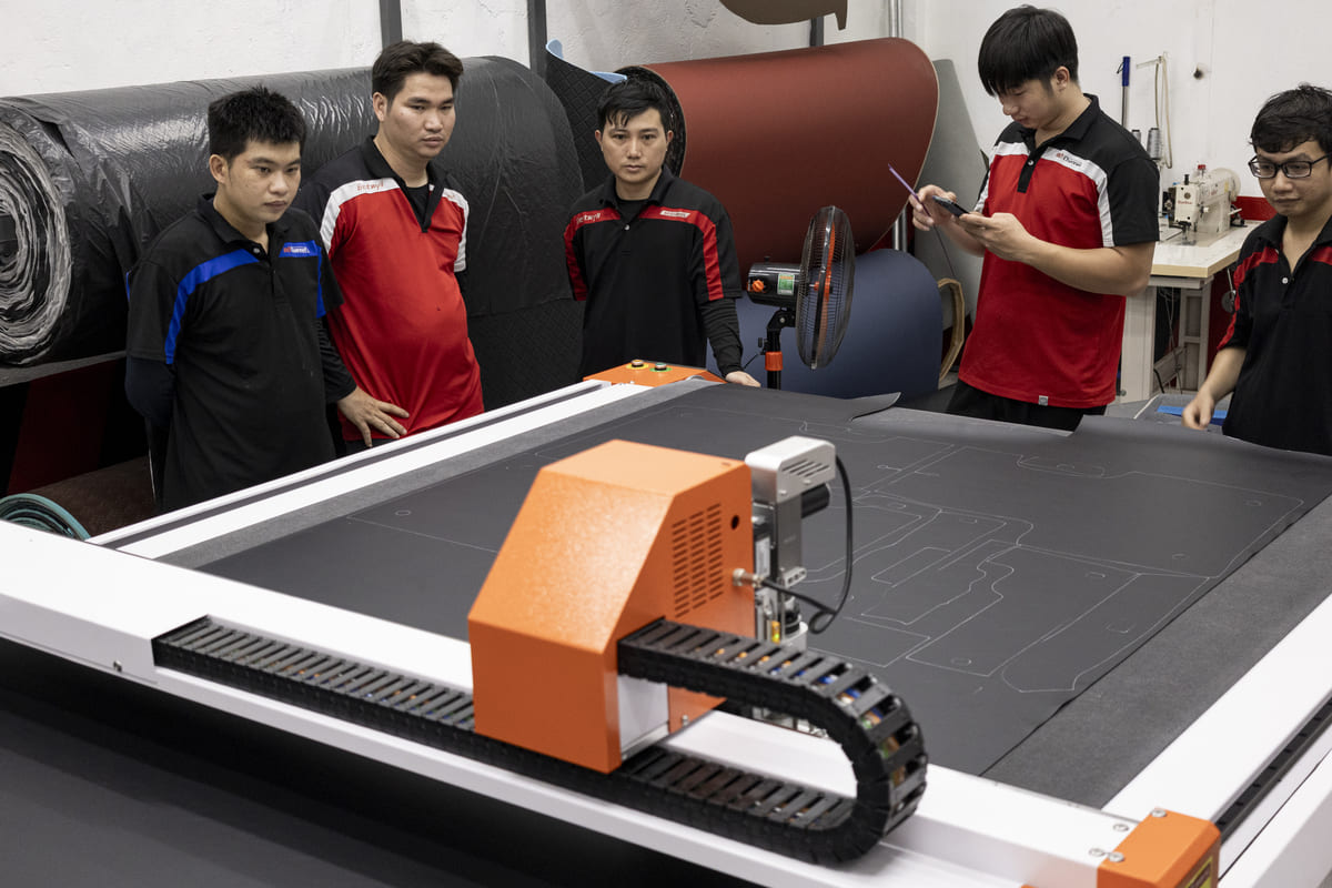 Khi Công Nghệ Chạm Tới Nghệ Thuật – May Da Cnc Tại Auto365 Bình Dương - Auto365 Bình Dương set up may da cong nghiep auto365 binh duong 12