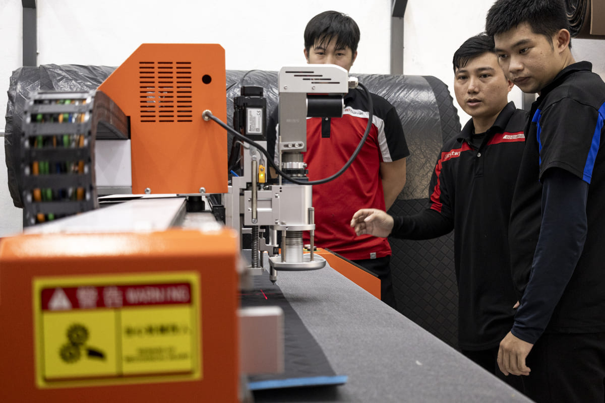 Khi Công Nghệ Chạm Tới Nghệ Thuật – May Da Cnc Tại Auto365 Bình Dương - Auto365 Bình Dương set up may da cong nghiep auto365 binh duong 3