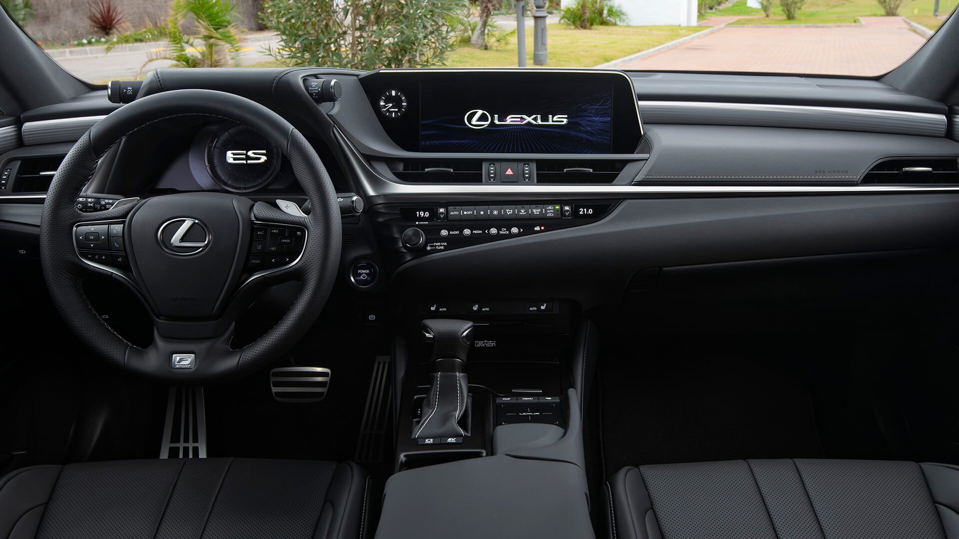 Kích hoạt hệ thống Cruise Control người lái không cần nhấn lên bàn đạp ga mà xe vẫn có thể duy trì được ở một tốc độ nhất định 