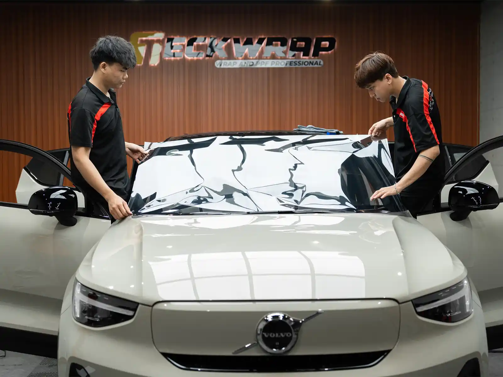 Volvo Ec40 Dán Full Phim Cách Nhiệt 3M Crystalline: Tiêu Chuẩn Trải Nghiệm Lái Mới Cho Năm 2026 - Auto365 Bình Dương volvo dan phim cach nhiet